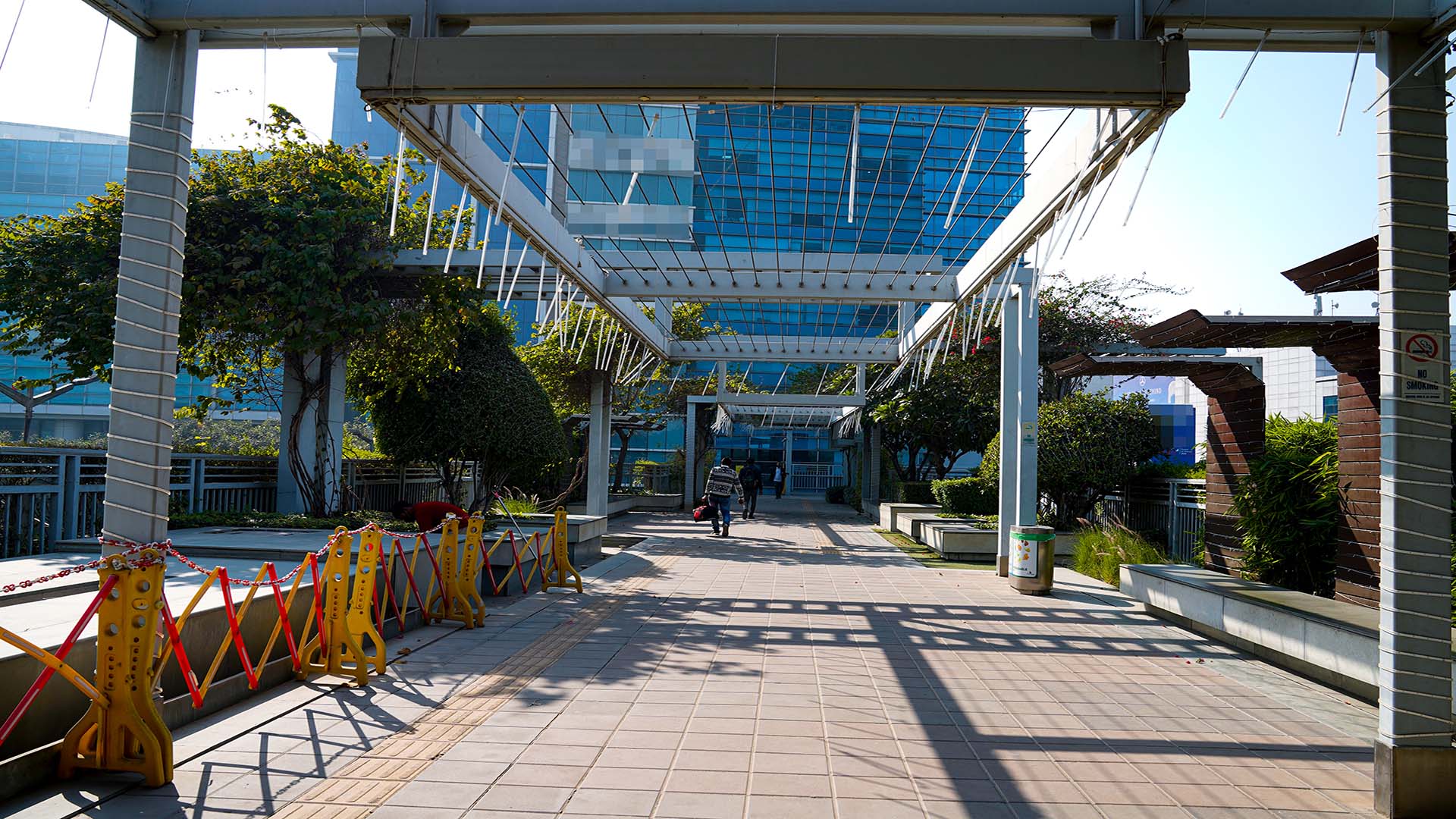 Top-deck sections for elevated movement and open-road visuals